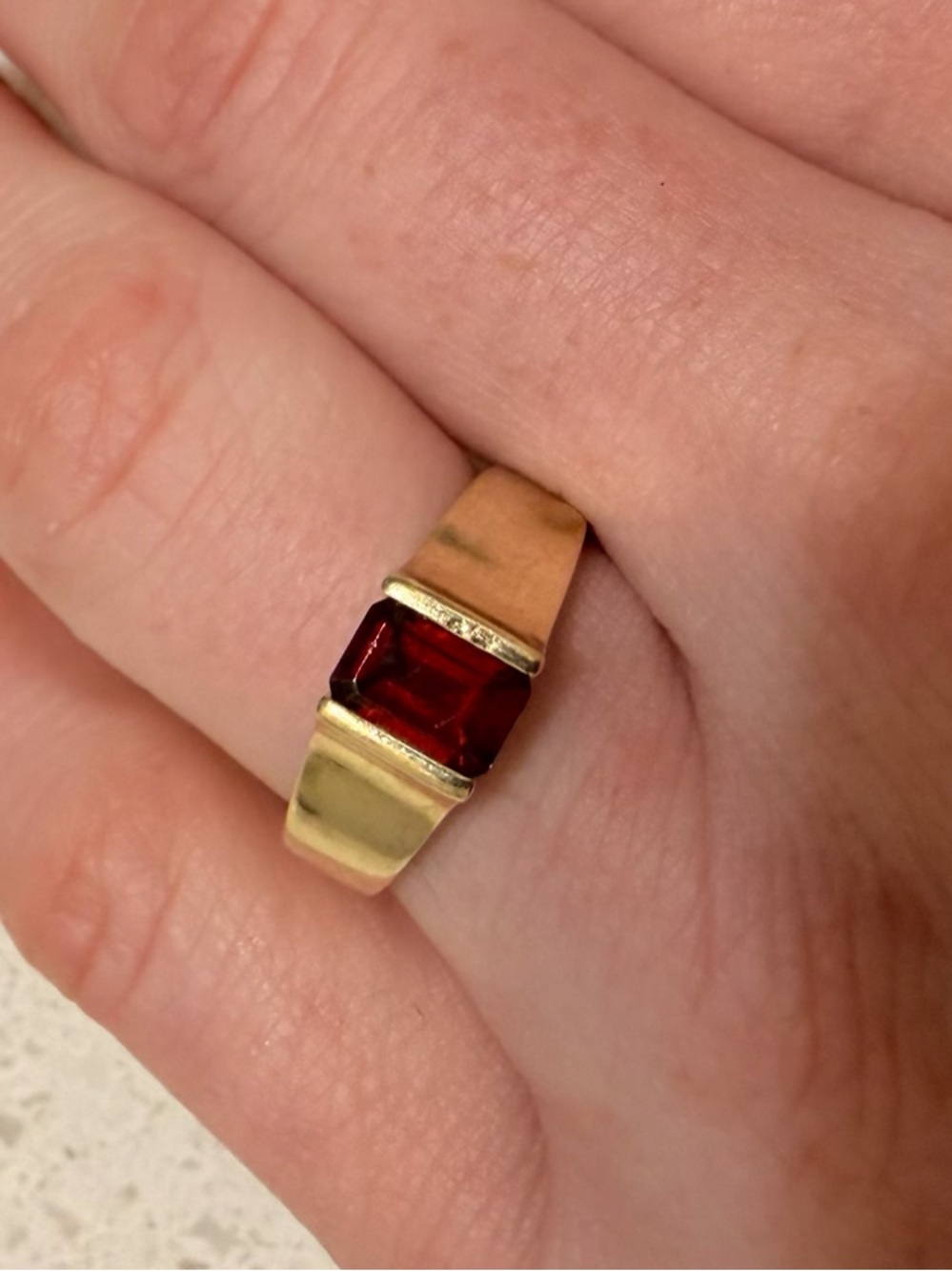 BH Effy Garnet ring set in 14K gold